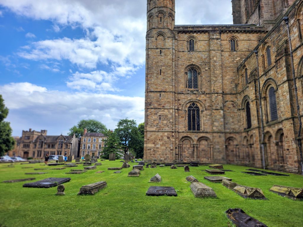 Cimetière accolé à la cathédrale de Durham © Le Voyage de FloLili - Blog de Voyage