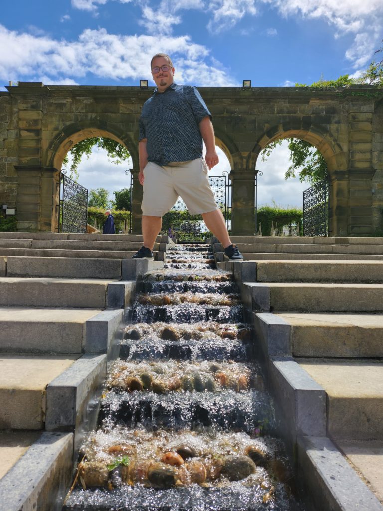 Florent au dessus d'un court d'eau dans les jardins du Château d’Alnwick © Le Voyage de FloLili - Blog de Voyage