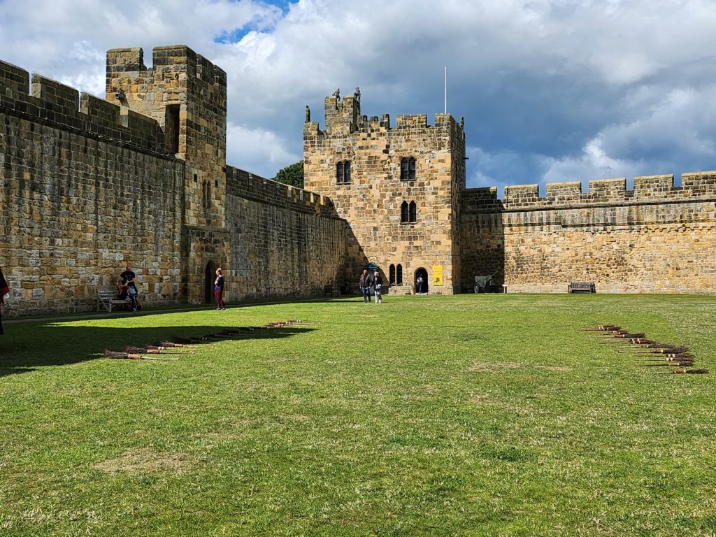 Château d’Alnwick avec balais volant au sol devant © Le Voyage de FloLili - Blog de Voyage