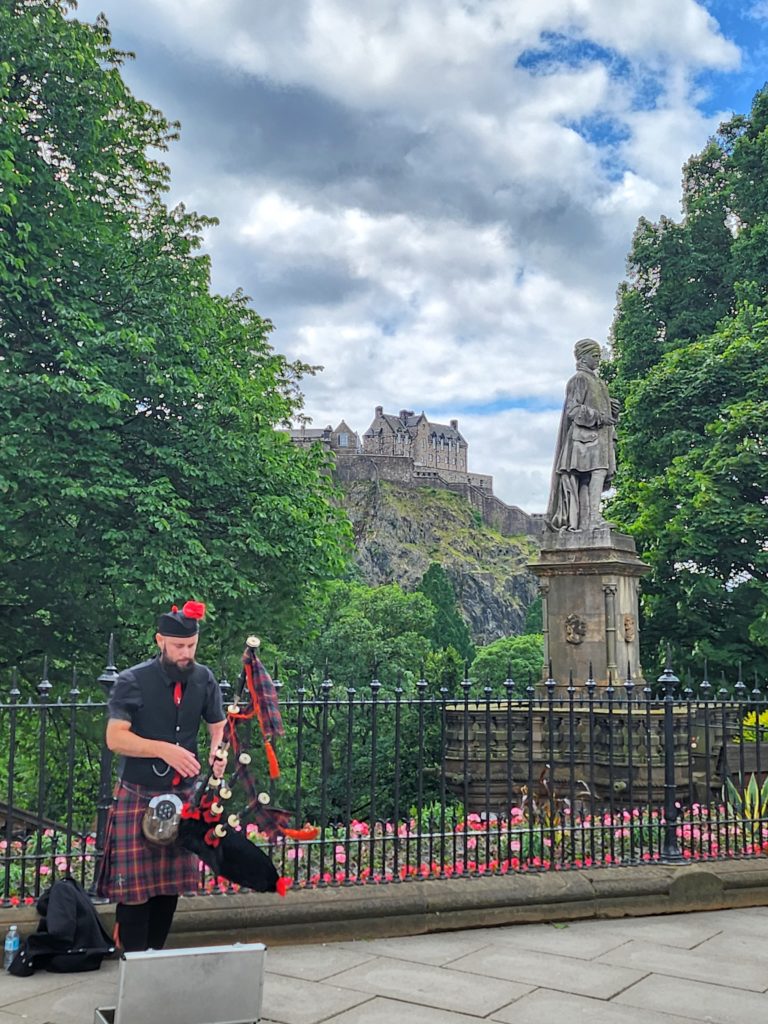 Joueur de cornemuse avec en fond le château de Edimbourg - © Le Voyage de FloLili - Blog de Voyage