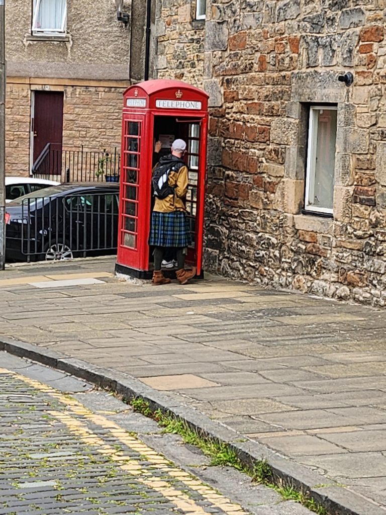 Homme en kilt entrant dans une cabine téléphonique britannique - © Le Voyage de FloLili - Blog de Voyage