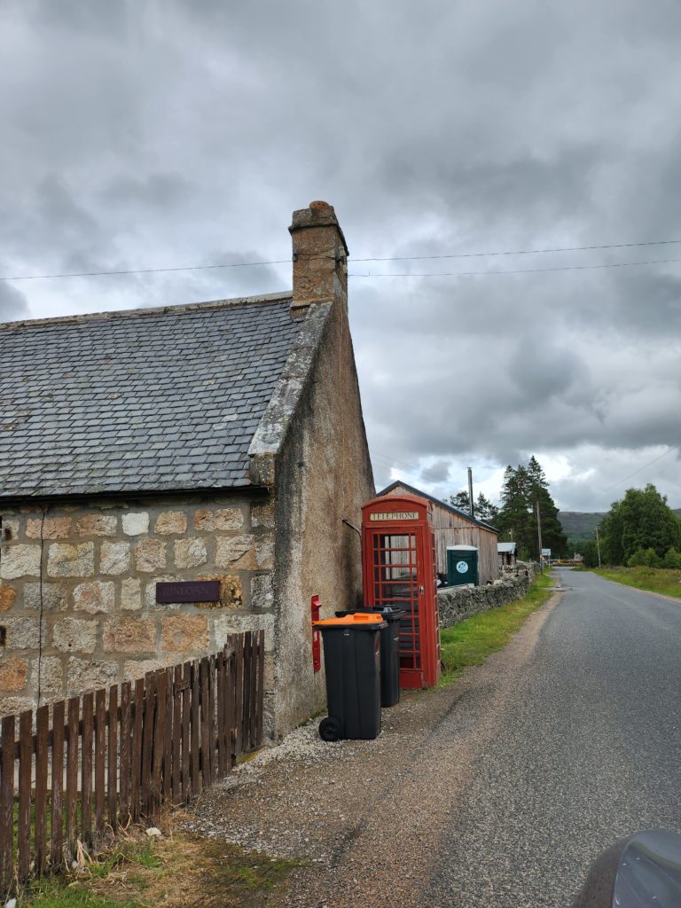 Observation de cabine téléphonique britannique en plein campagne pendant circuit en écosse © Le Voyage de FloLili - Blog de Voyage