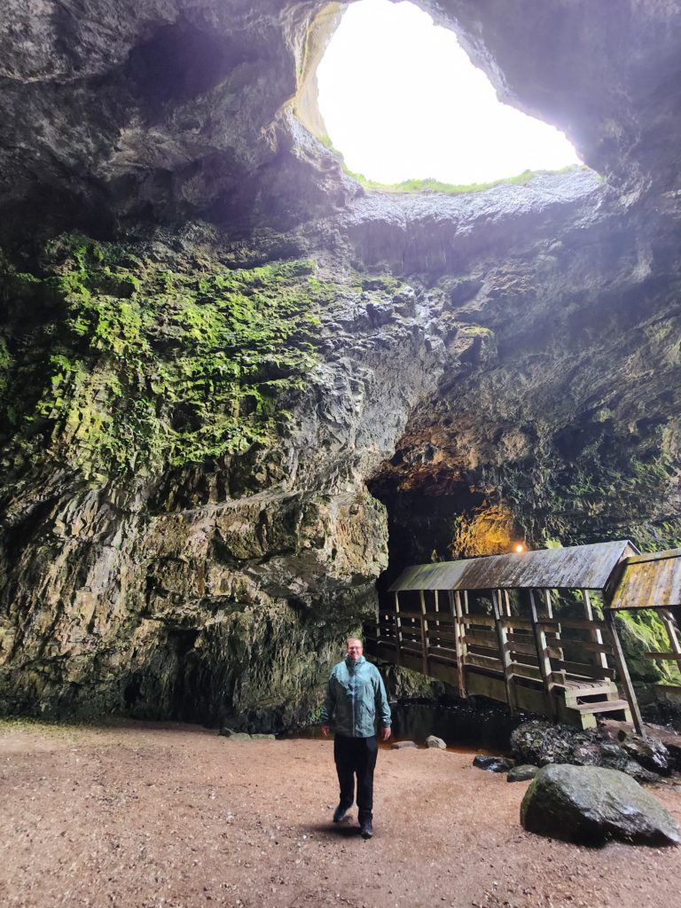 Florent dans la grotte de Smoo pendant notre circuit en écosse © Le Voyage de FloLili - Blog de Voyage