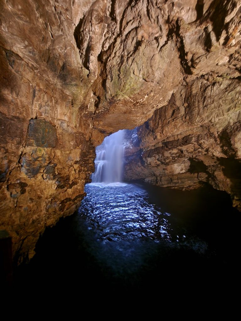 Cascade dans la grotte de Smoo pendant notre circuit en écosse © Le Voyage de FloLili - Blog de Voyage