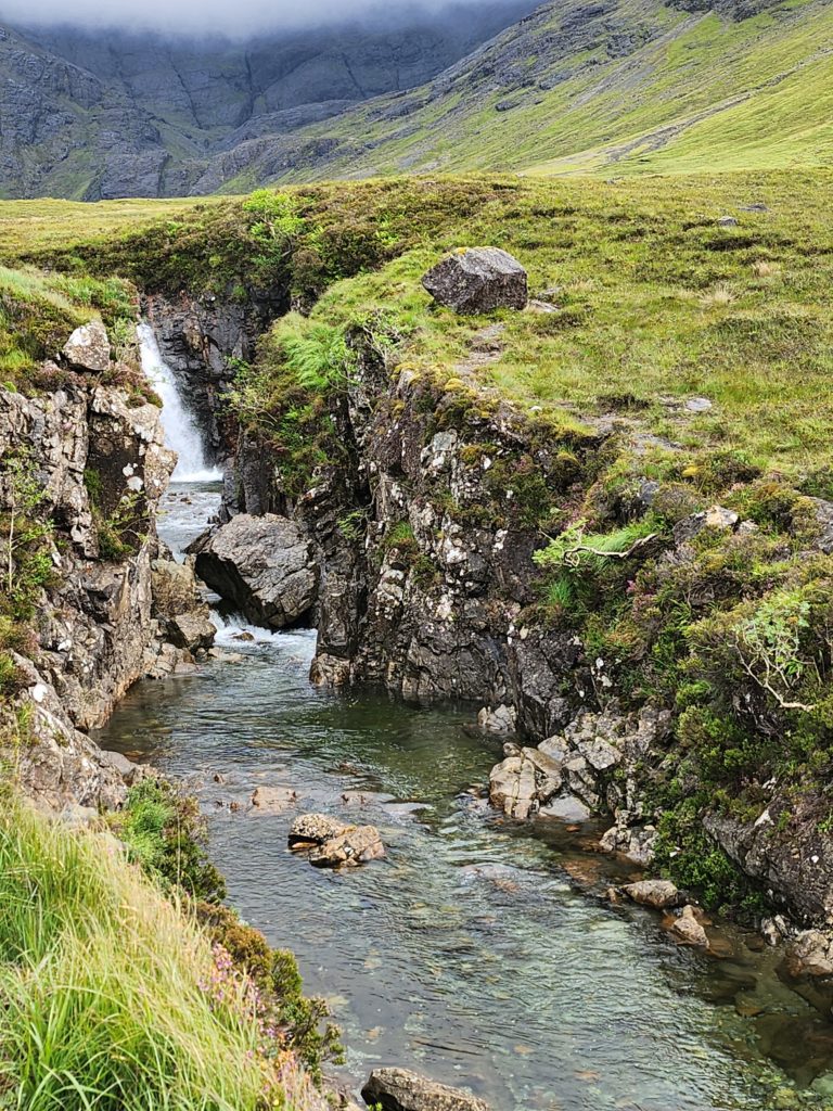 Cascade aux fairy pools © Le Voyage de FloLili - Blog de Voyage