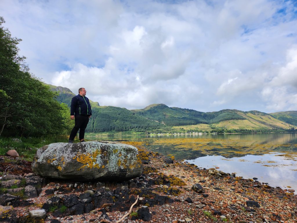 florent sur rocher plage du loch duich © Le Voyage de FloLili - Blog de Voyage