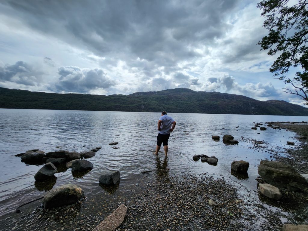 Florent beigne ses pieds dans le loch ness © Le Voyage de FloLili - Blog de Voyage