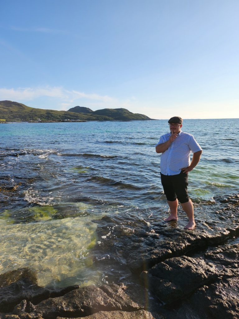 Florent les pieds dans l'eau de la plage de sanna © Le Voyage de FloLili - Blog de Voyage