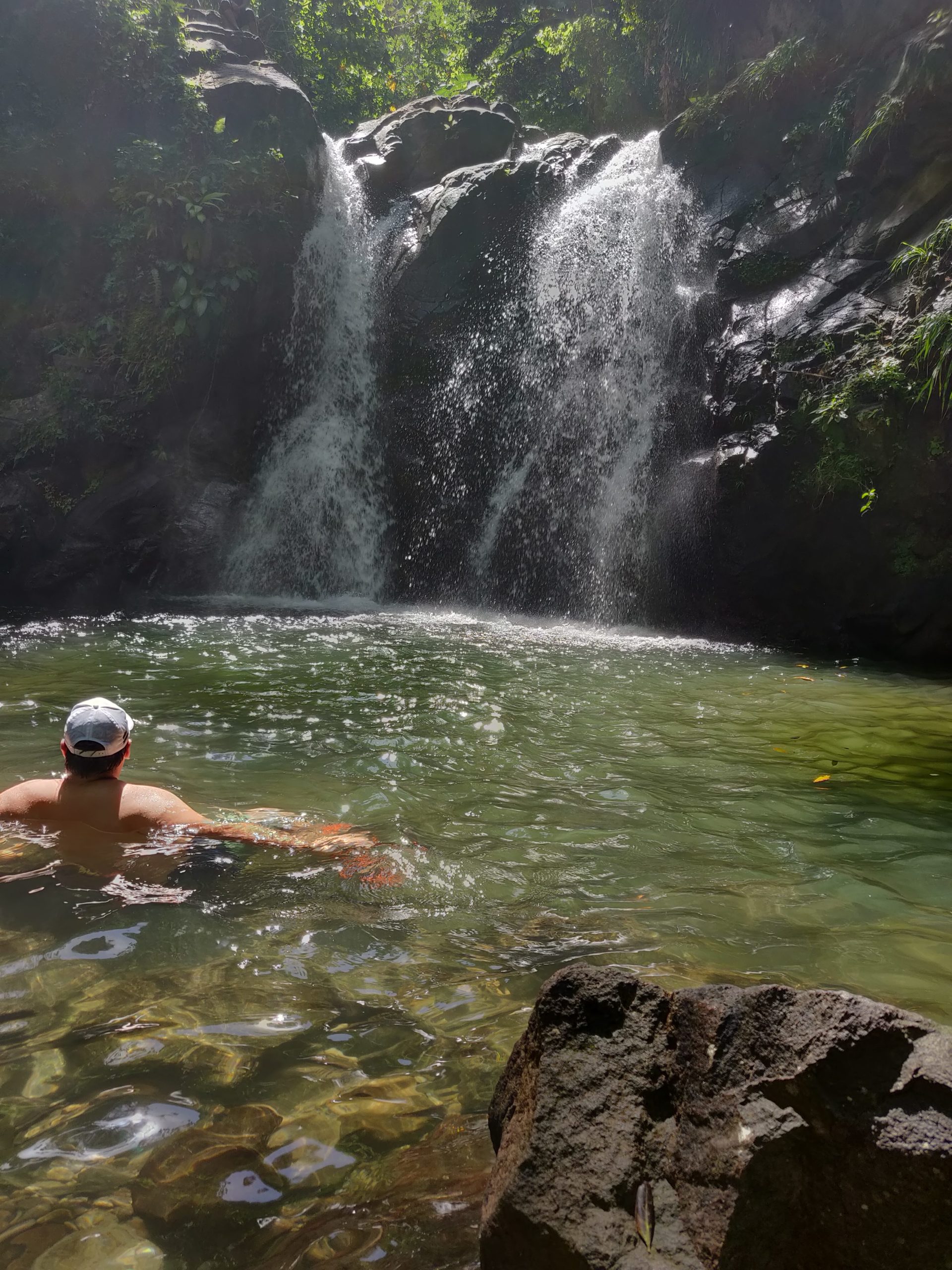 Florent qui se beigne dans la cascade Didier -© Le Voyage de FloLili - Blog de Voyage