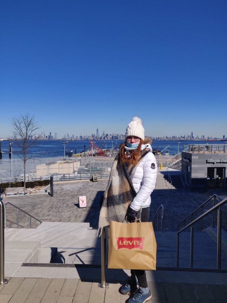 Alicia avec un sac Levi's sur Staten Island avec la skyline de New York en fond © Le Voyage de FloLili - Blog de Voyage