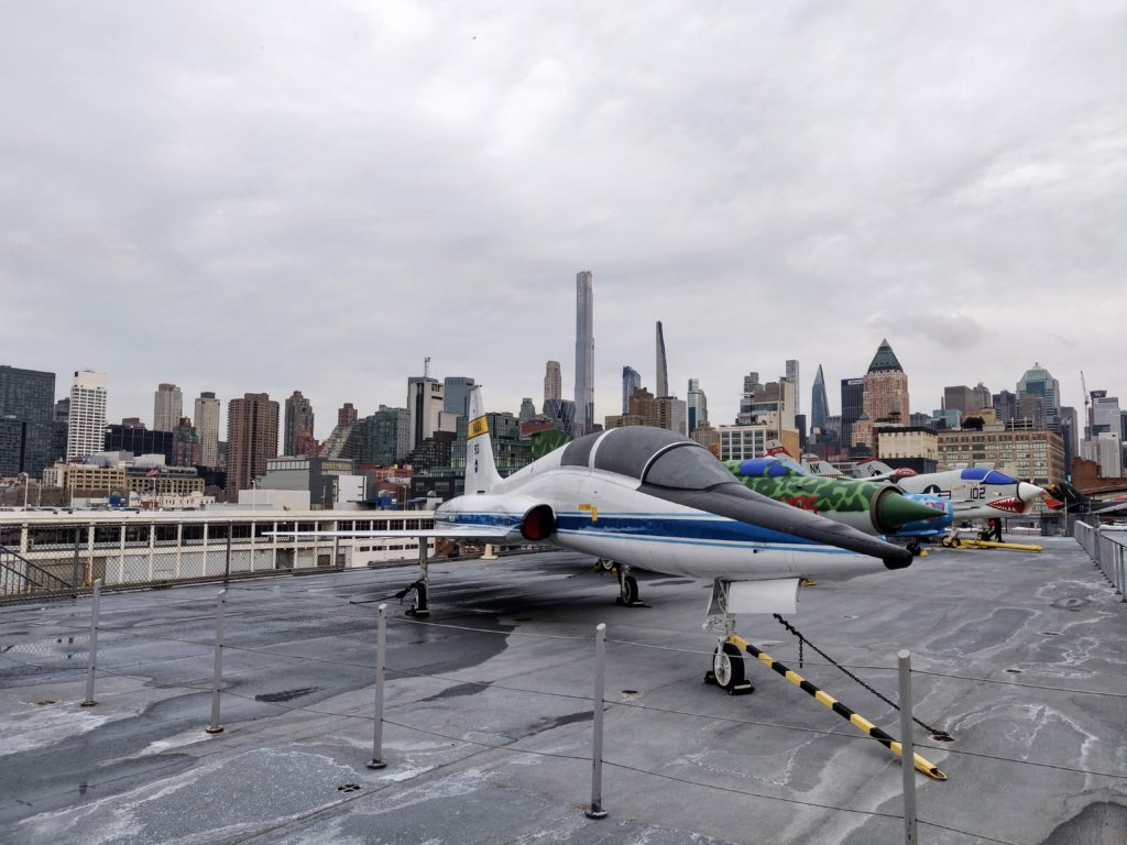 Avions de chasses sur le pont supérieur de l'intrepid avec New York en fond © Le Voyage de FloLili - Blog de Voyage