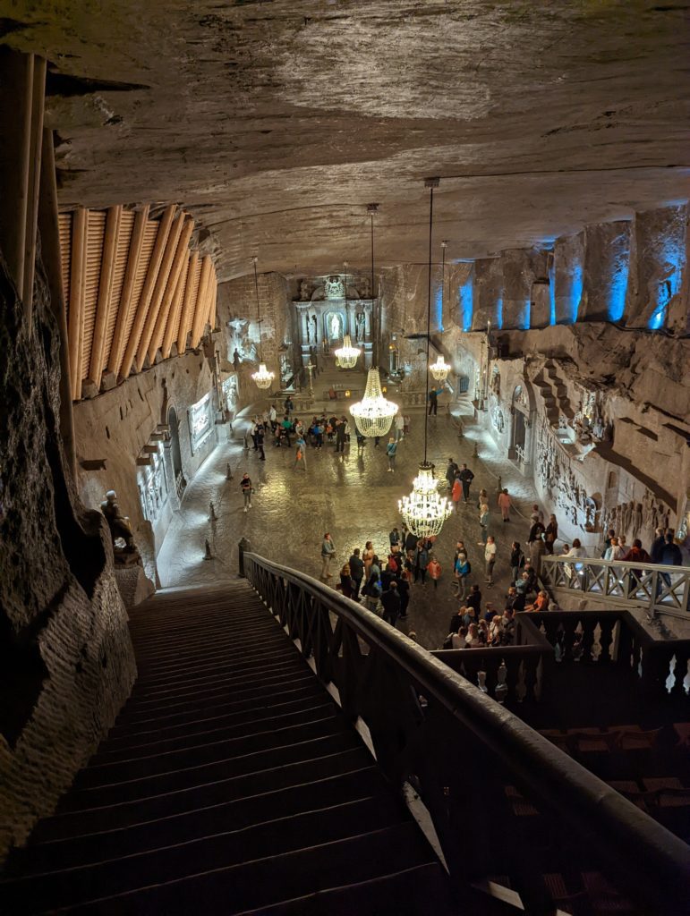 Grande salle de la mine de sel de Wieliczka en Pologne avec 3 grands lustres © Le Voyage de FloLili - Blog de Voyage