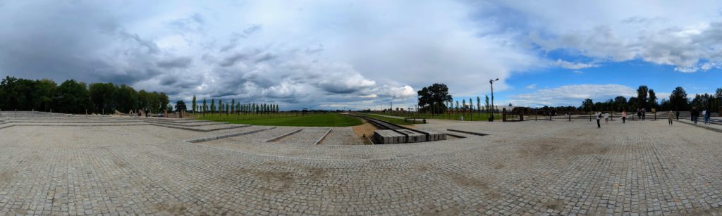 Panorama de l'enceinte de Birkenau avec le terminus des rails de train © Le Voyage de FloLili - Blog de Voyage