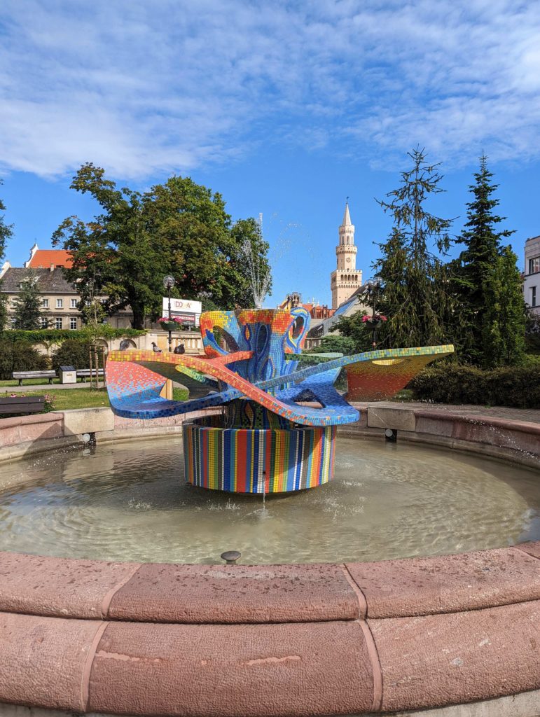 Fontaine coloré art deco dans la ville de Opole en pologne par beau temps © Le Voyage de FloLili - Blog de Voyage