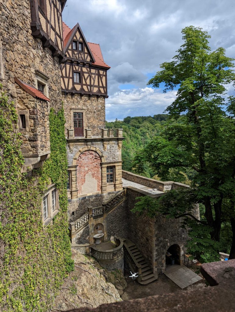 Façade du Château de Książ perché avec vue sur une forêt © Le Voyage de FloLili - Blog de Voyage