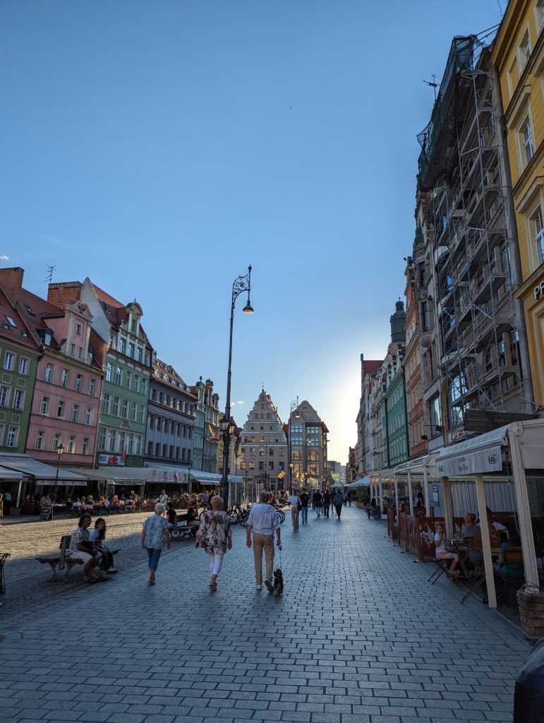 Centre ville de Wroclaw en Pologne avec maison coloré en fin de journée © Le Voyage de FloLili - Blog de Voyage