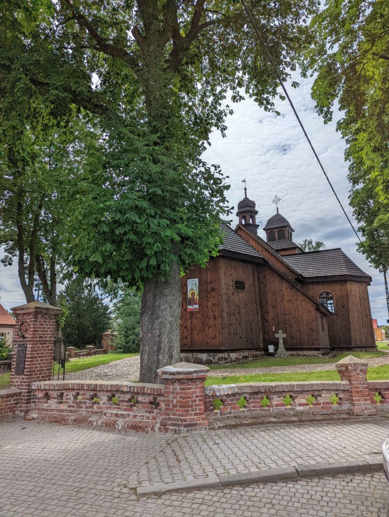 Petite église en bois le long de la route de piastre pendant roadtrip en pologne © Le Voyage de FloLili - Blog de Voyage