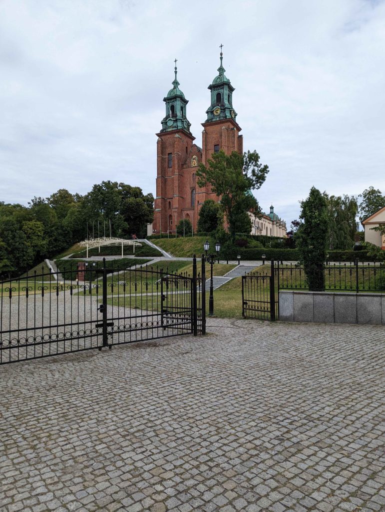 Cathédrale de Gniezno en Pologne de façade © Le Voyage de FloLili - Blog de Voyage