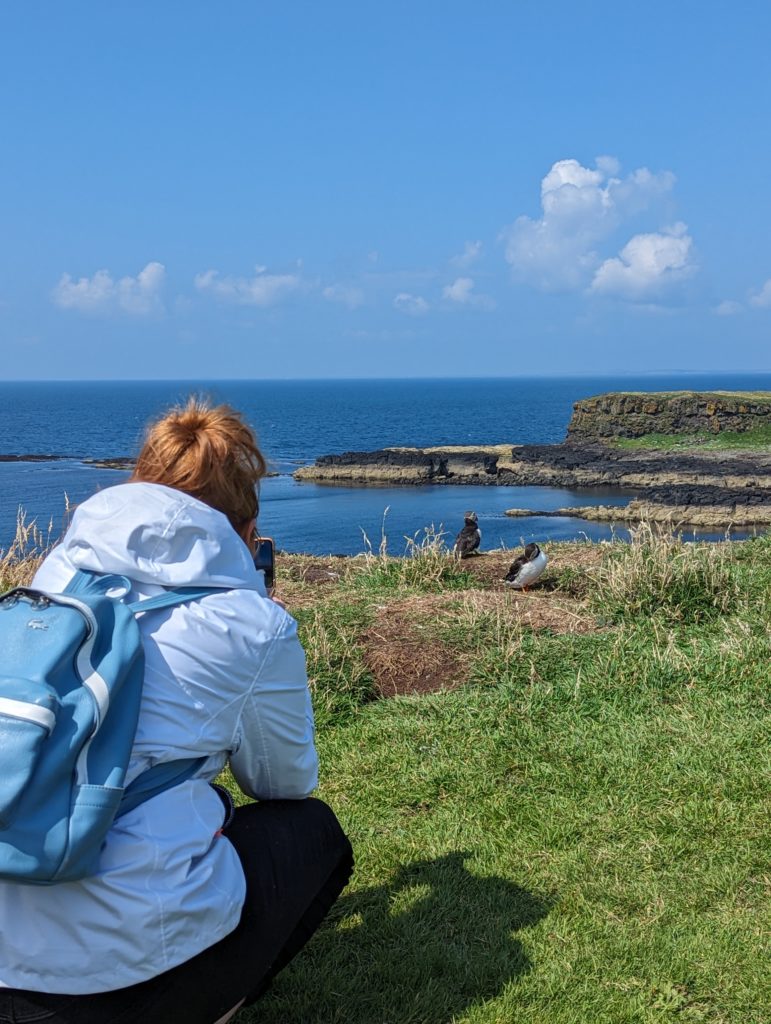 Alicia prends en photo un macareux © Le Voyage de FloLili - Blog de Voyage