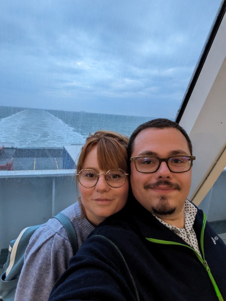 Florent et Alicia en selfie à l'arrière du ferry pour la traversée de la manche © Le Voyage de FloLili - Blog de Voyage