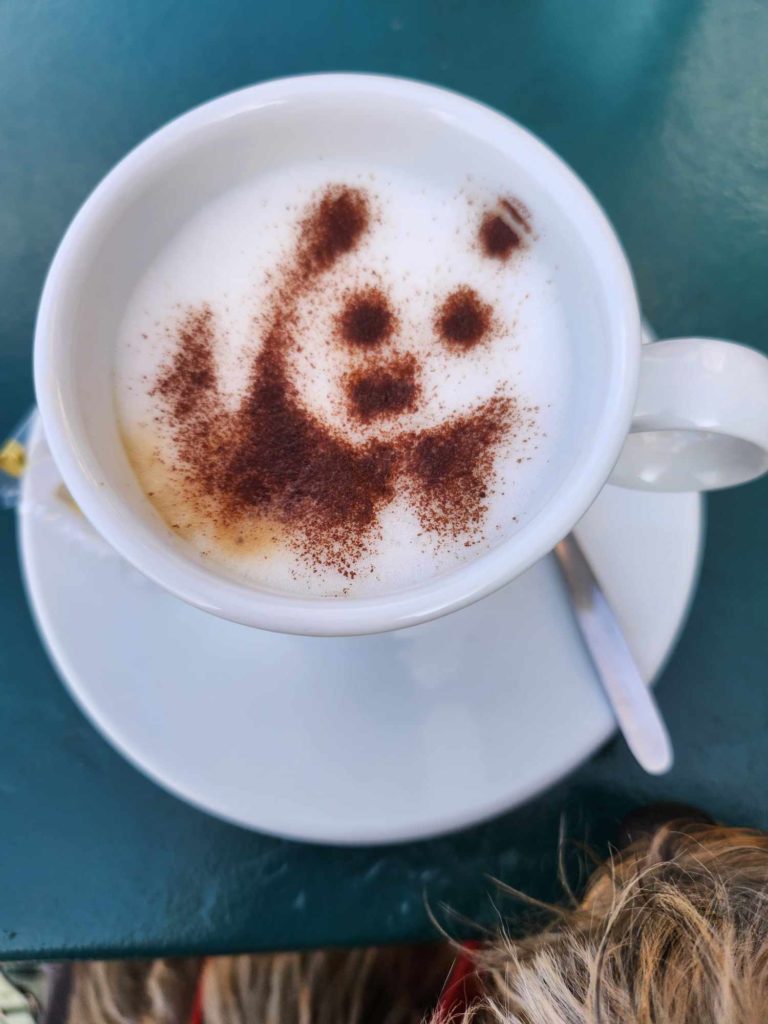 Café panda en terrasse au Crotoy © Le Voyage de FloLili - Blog de Voyage