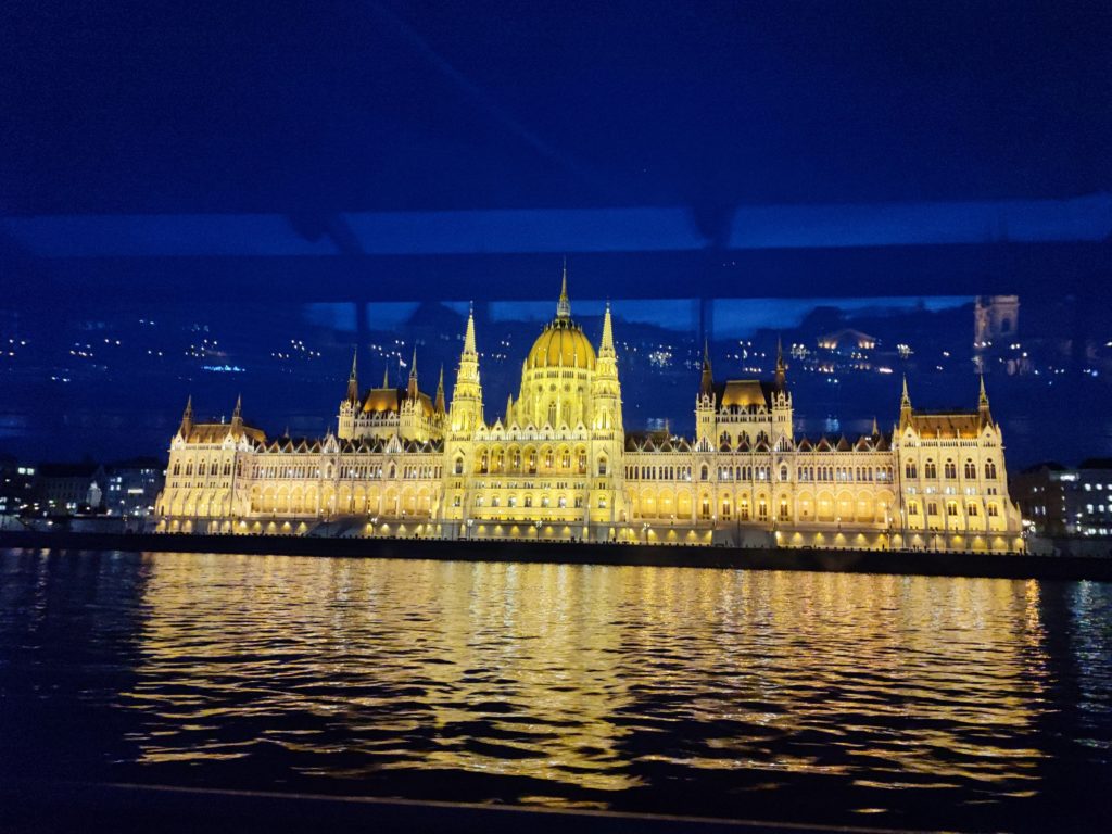 Parlement de budapest la nuit © Le Voyage de FloLili - Blog de Voyage