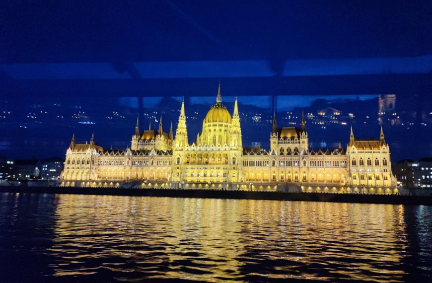 Parlement de budapest la nuit © Le Voyage de FloLili - Blog de Voyage