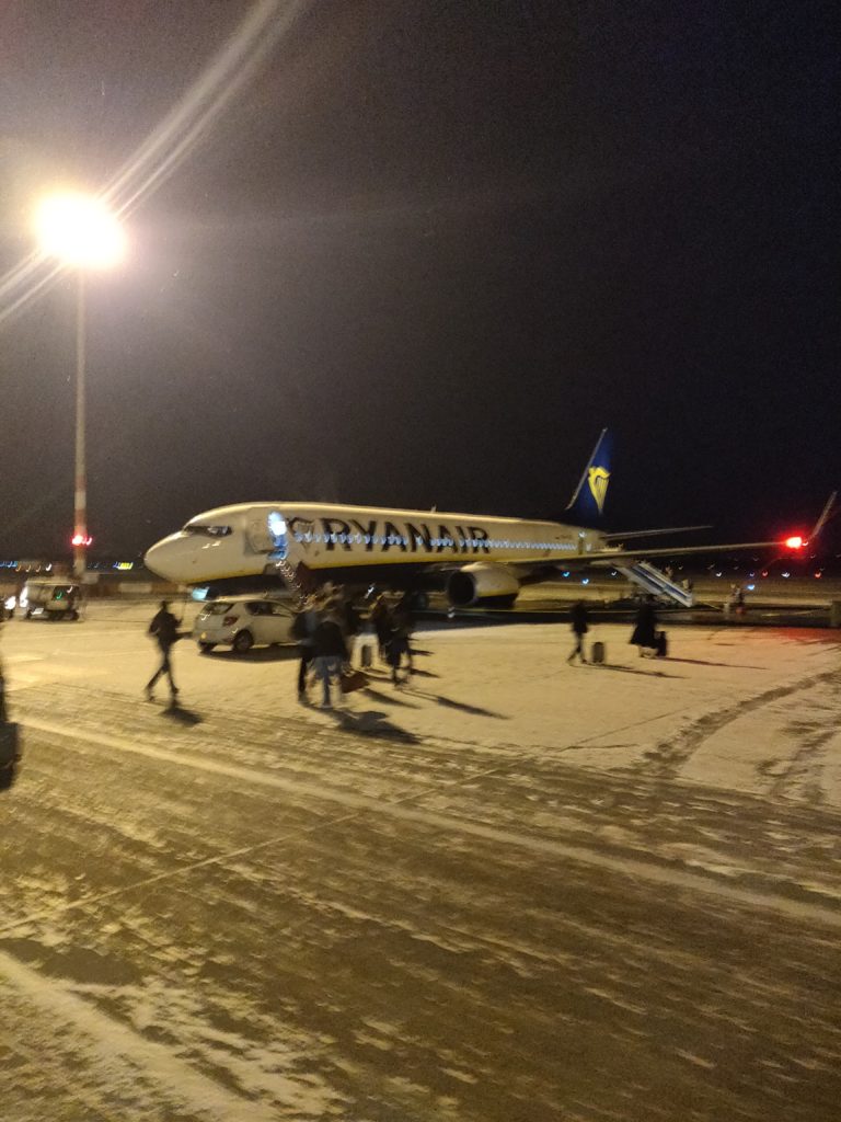 Avion Ryanair sur le tarmac de l'aéroport de Budapest sous la neige © Le Voyage de FloLili - Blog de Voyage