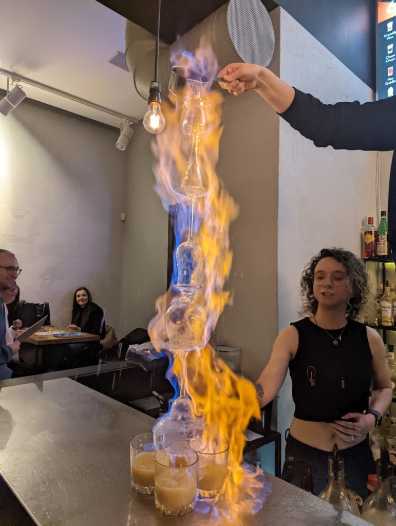 Cocktail enflammé dans un bar de Lodz © Le Voyage de FloLili - Blog de Voyage